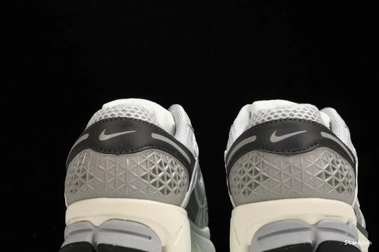  5 Grey Nike BV1358-001 Vast Zoom Vomero  0113